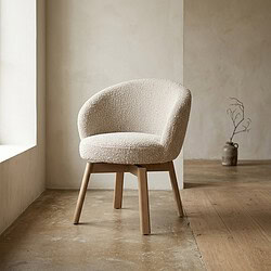 Bequemer Stoffsessel mit gerundeter Rückenlehne und Holzbeinen, ideal für eine moderne Einrichtung. Perfekt für das Wohnzimmer oder eine Sitzecke, kombiniert mit natürlichen Materialien.