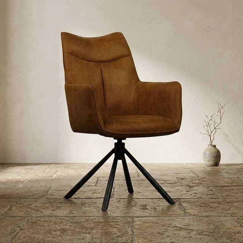 Luxe Mokana fauteuil met zachte bekleding en houten poten, perfect voor moderne woonruimtes.