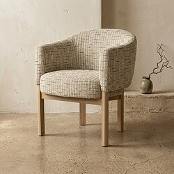 Bequemer Polstersessel mit Holzbeinen, perfekt für ein stilvolles und gemütliches Wohnzimmer. Hergestellt von Mokana Meubelen, ideal für moderne Einrichtungen.