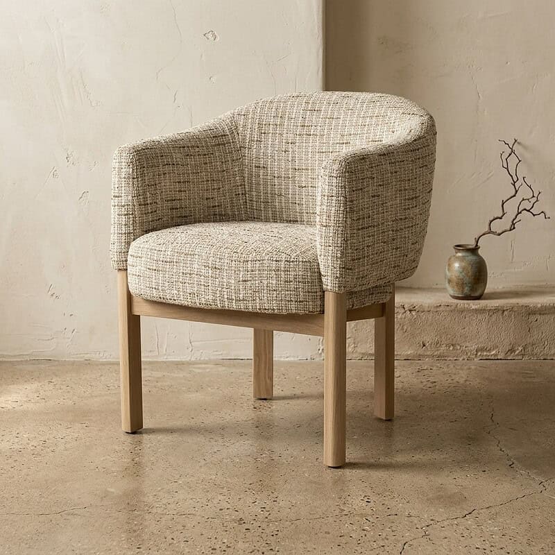 Bequemer Polstersessel mit Holzbeinen, perfekt für ein stilvolles und gemütliches Wohnzimmer. Hergestellt von Mokana Meubelen, ideal für moderne Einrichtungen.