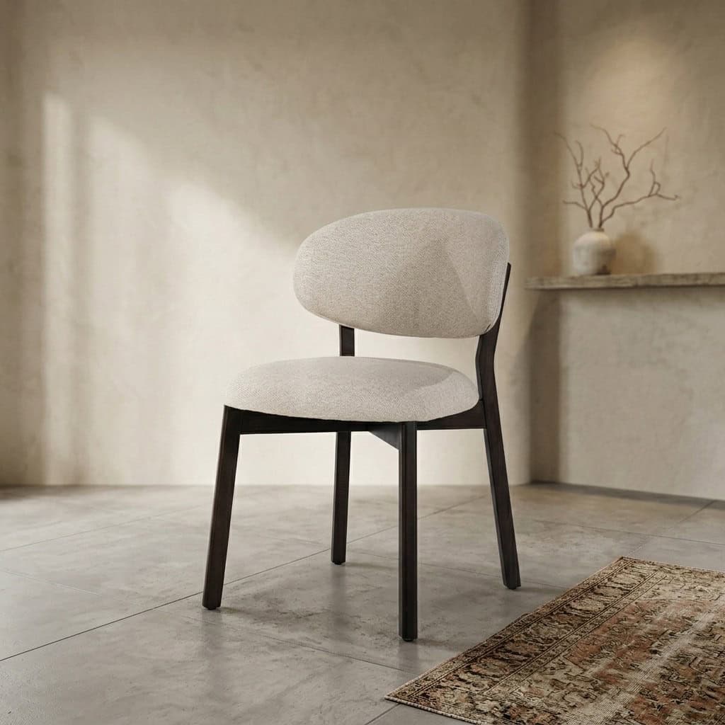 Moderne houten stoel met zachte, lichtgrijze bekleding in een minimalistische woonkamer, perfect voor comfortabel zitten en stijlvolle inrichting.