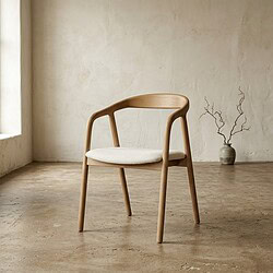 Ein eleganter Holzstuhl mit geschwungener Rückenlehne und weicher Sitzfläche, perfekt für moderne Einrichtungen und Wohnzimmer. Er ist aus hochwertigem Holz gefertigt und vereint Stil und Komfort.