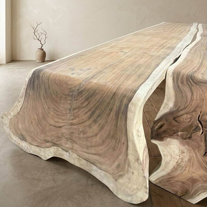 Houten eettafel van massief hout met natuurlijke afwerking, uniek ontwerp, rustieke uitstraling, perfect voor moderne en landelijke interieurs, duurzame en handgemaakte meubelstukken.