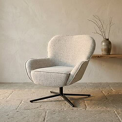 Bank met moderne, comfortabele fauteuil in een minimalistisch interieur.