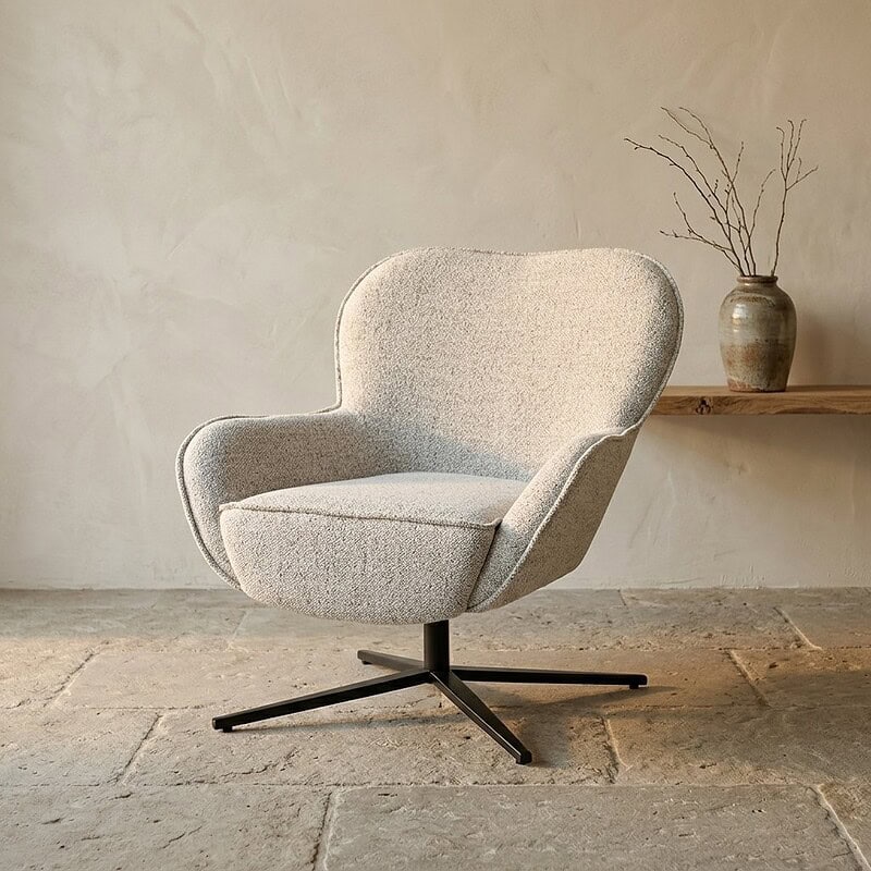 Bank met moderne, comfortabele fauteuil in een minimalistisch interieur.