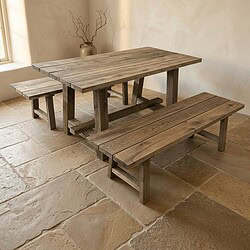 Rustieke houten eettafel met bijpassende bank en kruk, perfect voor landelijke of moderne eetkamers, gemaakt van massief hout voor een natuurlijke uitstraling.