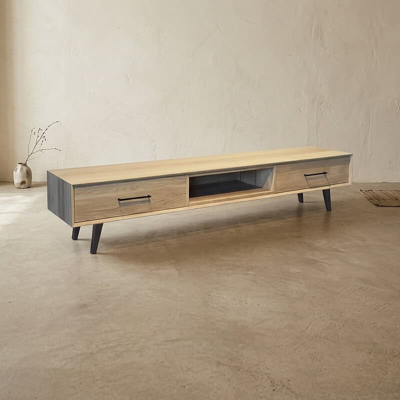 Modernes TV-Möbel aus Holz mit Schublade und offenen Fächern, perfekt für eine schlichte Wohnzimmerausstattung. Aus hochwertigem Holz gefertigt, mit minimalistischem Design und schwarzen Beinen.
