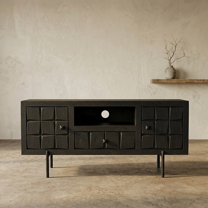 Modern houten TV-meubel met geometrische details, zwart afwerking en metalen poten, perfect voor een eigentijdse woonkamer.
