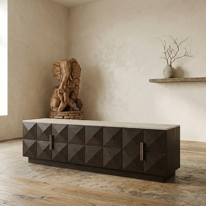 Elegant houten dressoir met geometrisch patroon en metalen handgrepen, geplaatst in een minimalistische woonkamer met een decoratieve houten beeld en een wandplank met vaas.