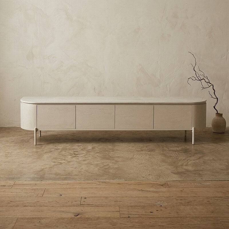 Moderne witte houten tv-meubel met ladeopslag, strak design en minimalistische uitstraling, perfect voor een eigentijdse woonkamer.