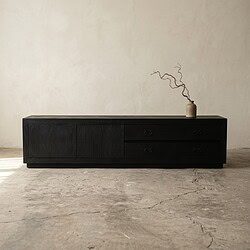 Zwart dressoir met strakke lijnen en opbergruimte, perfect voor een eigentijdse woonkamer.
