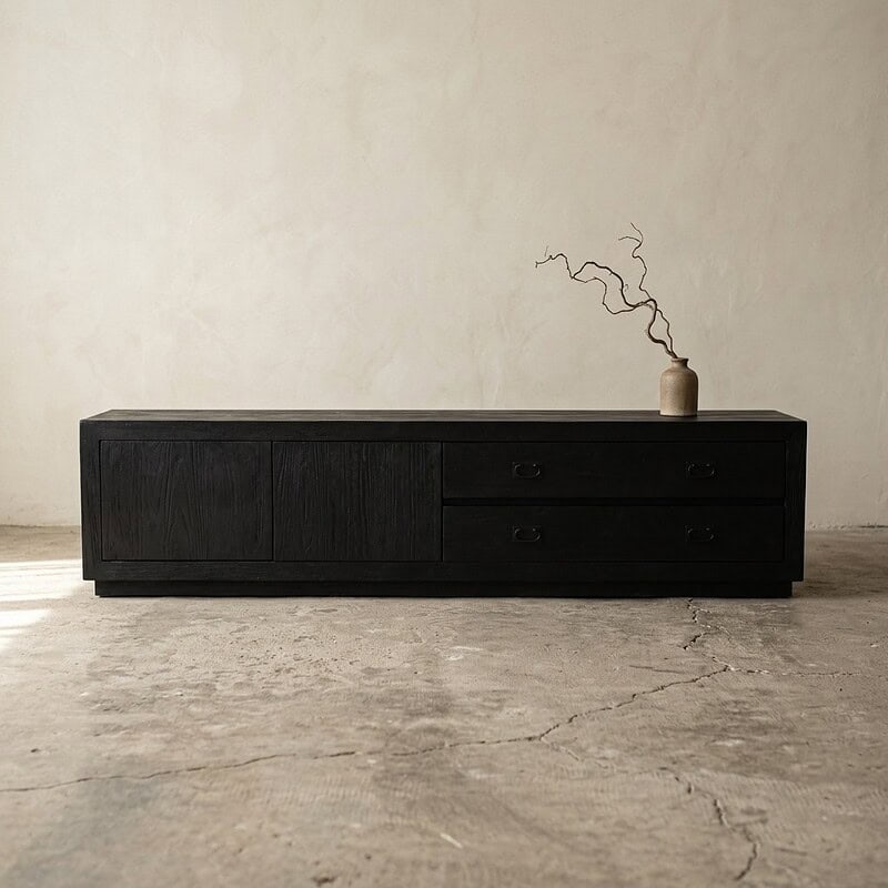 Zwart dressoir met strakke lijnen en opbergruimte, perfect voor een eigentijdse woonkamer.