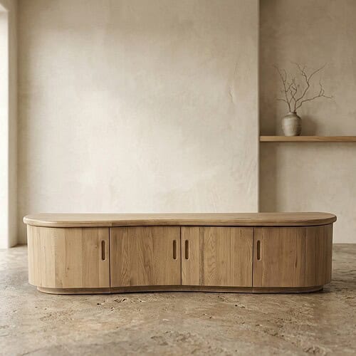 Elegant houten TV-meubel met schuifdeuren, perfect voor moderne woonkamers, gemaakt van hoogwaardig massief hout, met een strak en minimalistisch ontwerp.