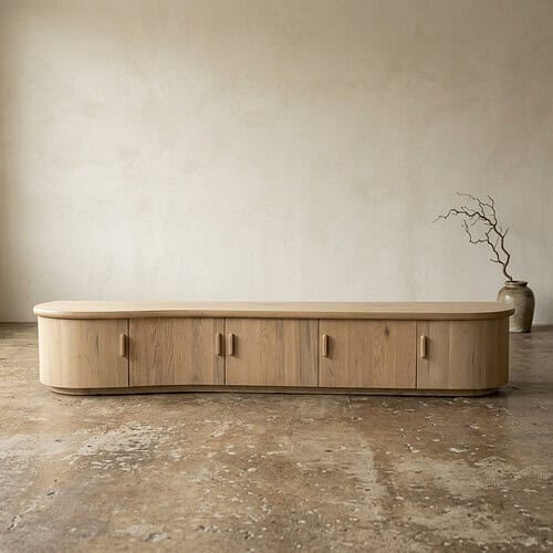 Elegant houten TV-meubel met afgeronde hoeken en minimalistisch ontwerp, perfect voor moderne woonkamers. Gemaakt van hoogwaardig hout, biedt ruime opbergruimte en een strakke uitstraling.