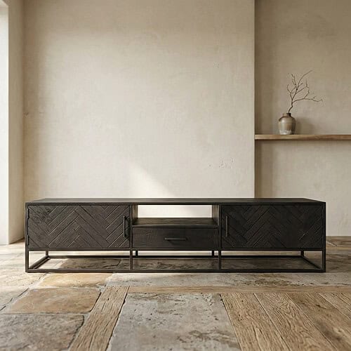 Modern zwart houten TV-meubel met opbergruimte en strakke lijnen, perfect voor een eigentijdse woonkamer. Gemaakt door Mokana Meubelen, combineert functionaliteit met stijl.