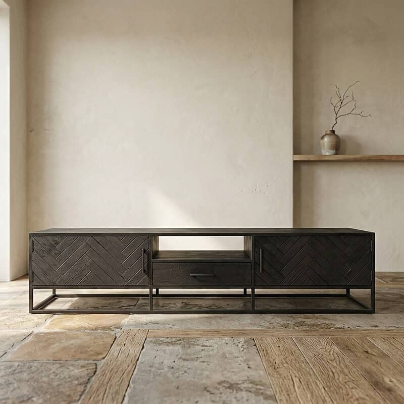 Modern zwart houten TV-meubel met opbergruimte en strakke lijnen, perfect voor een eigentijdse woonkamer. Gemaakt door Mokana Meubelen, combineert functionaliteit met stijl.