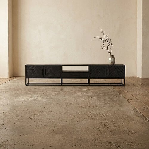 Modernes schwarzes Sideboard von Mokana Meubelen mit minimalistischem Design und viel Stauraum, platziert in einem schlichten, hellen Wohnzimmer.