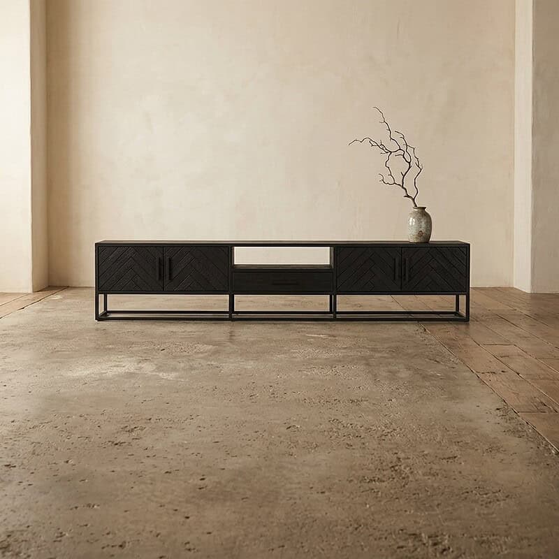 Modern zwart dressoir van Mokana Meubelen met minimalistisch design en opbergmogelijkheden, geplaatst in een strakke, lichte woonkamer.