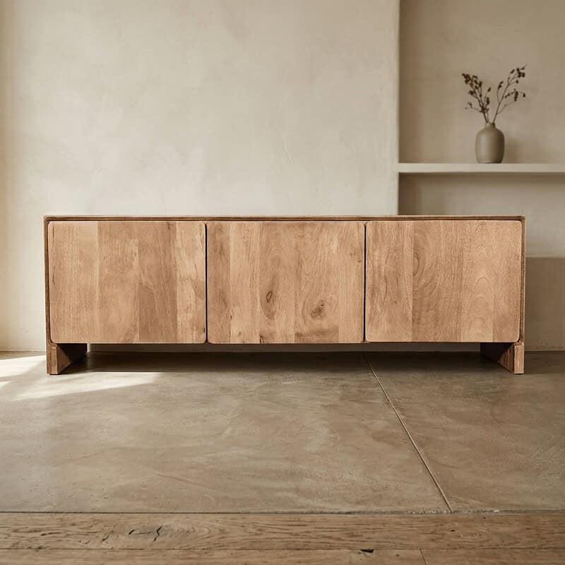 Houten dressoir van massief hout, modern en minimalistisch design, perfect voor woonkamer of slaapkamer, handgemaakt door Mokana meubelen, duurzame en stijlvolle opbergoplossing.