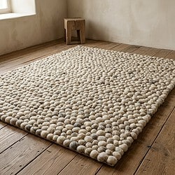 Handgemaakt wollen vloerkleed met knopen, perfect voor een gezellige woonkamer of slaapkamer, biedt warmte en stijl.