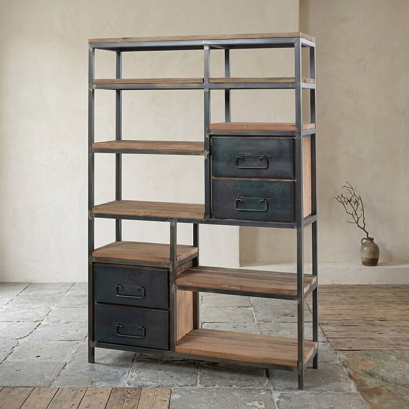 Houten en metalen industriële boekenkast Industriële boekenkast met houten planken en metalen frame, perfect voor vintage en moderne interieurstijlen.