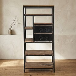Industriële houten en metalen boekenkast met opbergruimte en lades, perfect voor modern interieur.