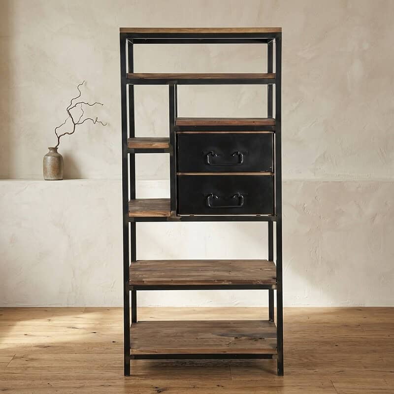 Industriële houten en metalen boekenkast met opbergruimte en lades, perfect voor modern interieur.