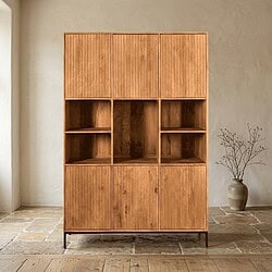 Moderne houten kast met open vakken en gesloten deurtjes, perfect voor woon- of kantoorruimte, gemaakt van hoogwaardig hout, stijlvol en functioneel design.
