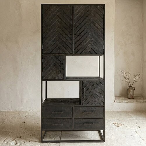 Moderne houten kast met vakken en lades, perfect voor opbergruimte en decoratie, in een minimalistische interieurstijl.