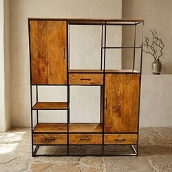 Moderne houten en metalen boekenkast met meerdere opbergvakken en lades, perfect voor woon- of kantoorruimte.