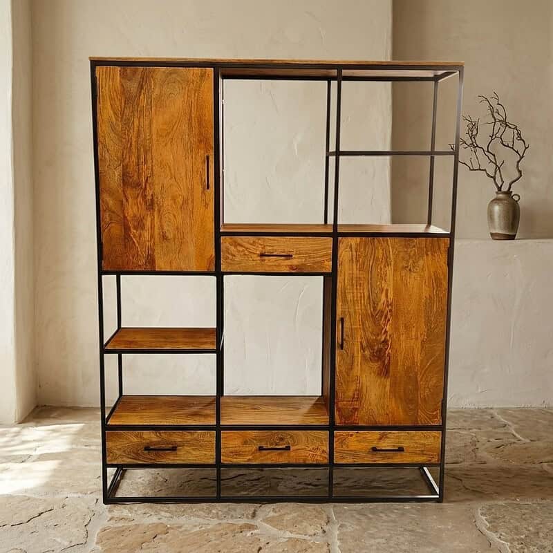 Moderne houten en metalen boekenkast met meerdere opbergvakken en lades, perfect voor woon- of kantoorruimte.