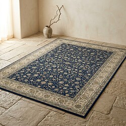 Ein eleganter blau-beiger Teppich mit traditionellen Mustern, perfekt für ein stilvolles Wohnzimmer oder Büro. Hergestellt aus hochwertigem Material für Langlebigkeit und Komfort.
