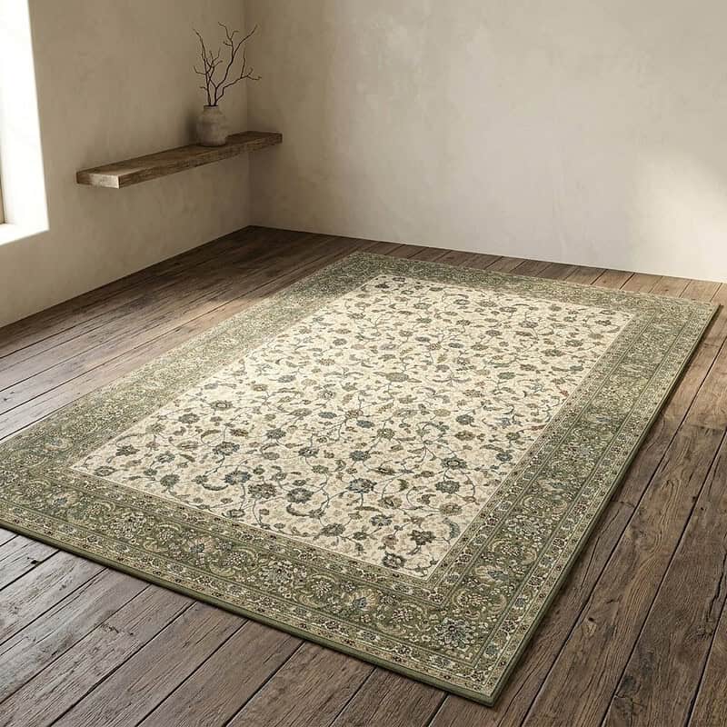 Traditioneller persischer Teppich mit Blumenmustern auf Holzboden, perfekt für elegante Wohnzimmer.