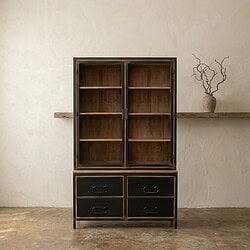 Houten kast met glazen deuren en lades Vintage houten kast met glazen deuren en lades, perfect voor woon- of kantoorruimte, gemaakt van hoogwaardig hout, stijlvol en functioneel meubelstuk.