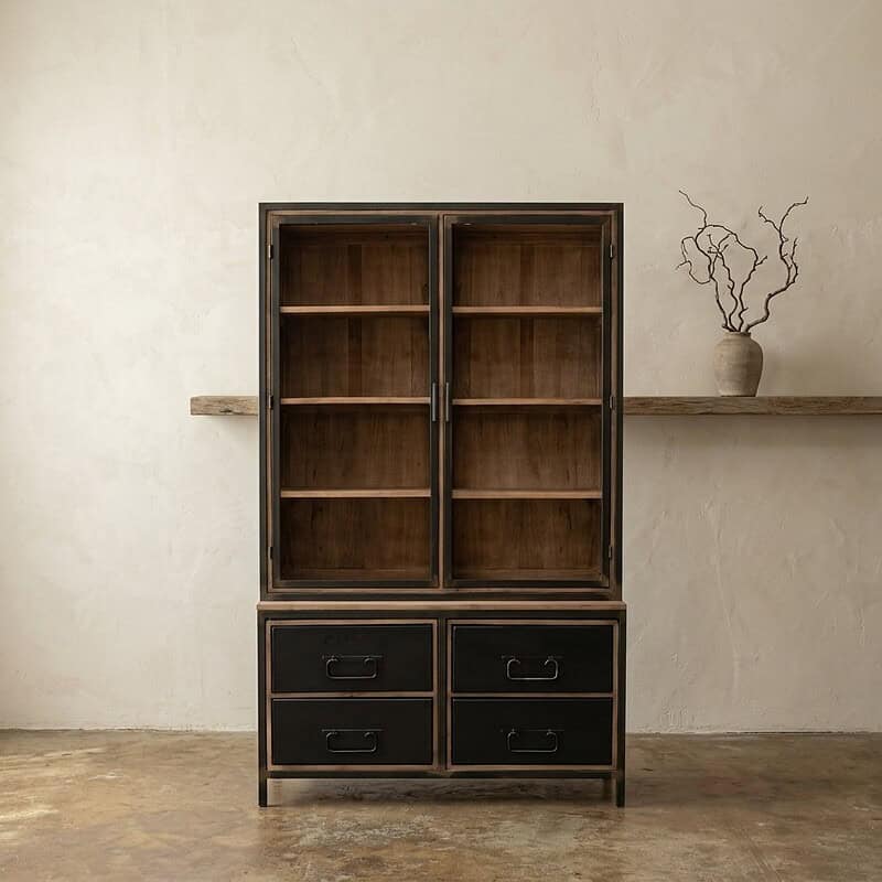 Houten kast met glazen deuren en lades Vintage houten kast met glazen deuren en lades, perfect voor woon- of kantoorruimte, gemaakt van hoogwaardig hout, stijlvol en functioneel meubelstuk.