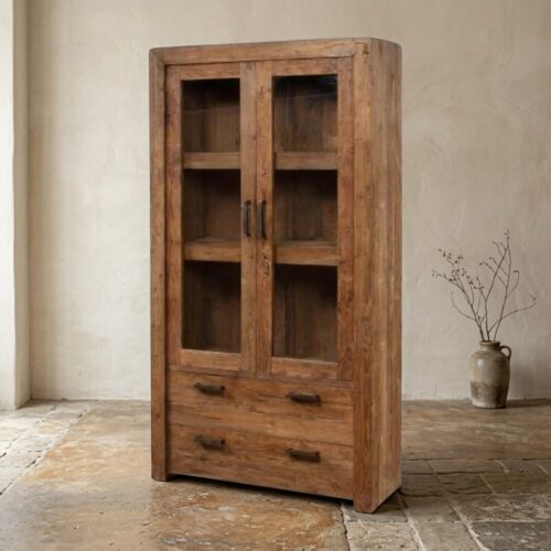 Robuuste houten vitrinekast met glazen deuren en vier lades, perfect voor het opbergen en tonen van servies of decoratie. Gemaakt van duurzaam hout, ideaal voor een landelijke of moderne interieurstij.