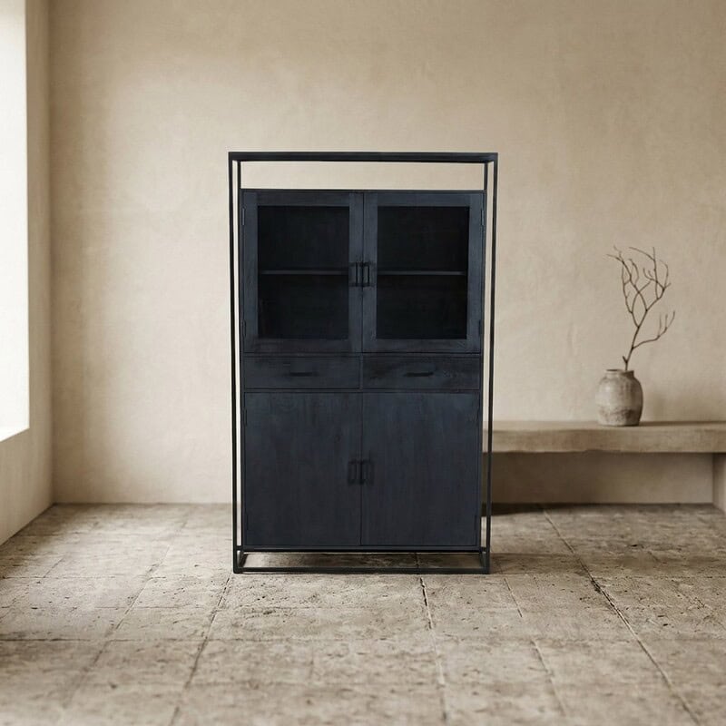 Moderne zwarte kast van Mokana Meubelen met glazen deuren en opbergruimte, perfect voor een stijlvolle en functionele inrichting.