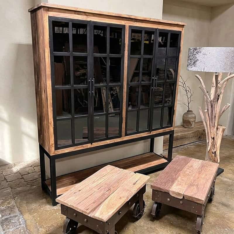 Houten kast met zwart metalen frame en bijzettafels Industrieller Holzschrank mit schwarzem Metallgestell und Beistelltischen, perfekt für ein Vintage- oder Industrial-Interieur.