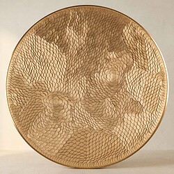 Decoratief houten bord met complex patroon van kleine, overlappende schubvormige elementen, perfect voor interieurdecoratie en ambachtelijke meubels.