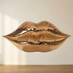 Gouden lipvormige spiegel als decoratief kunstwerk, perfect voor moderne interieuraccenten en stijlvolle woonruimtes.