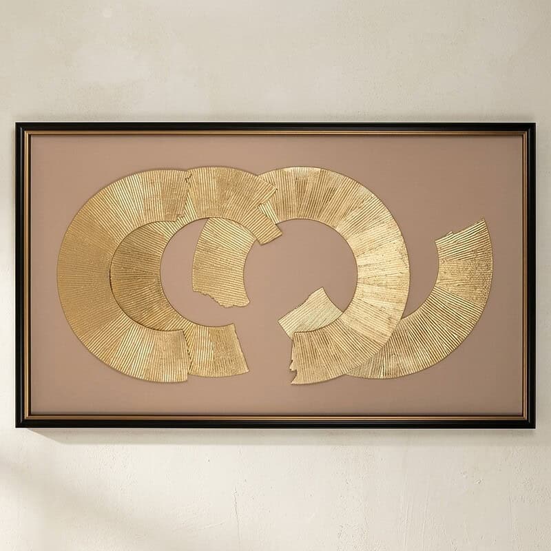 Moderne gouden wanddecoratie met cirkelvormige patronen, perfect voor een stijlvolle woonkamer of kantoor. Handgemaakt en elegant, voegt een luxe uitstraling toe aan elke ruimte.
