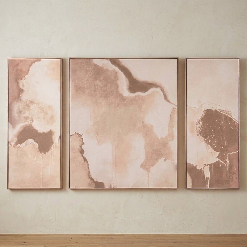 Abstracte wandkunst met drie panelen in zachte aardetinten, perfect voor moderne interieurdecoratie.