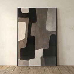 Een zwart-wit abstract kunstwerk met geometrische vormen, ingelijst in hout, perfect voor moderne interieurdecoratie.
