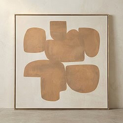 Een grote, moderne abstracte schilderij met zachte aardetinten, perfect voor een eigentijdse interieurstijl.