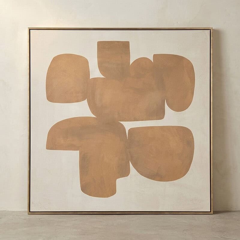 Een grote, moderne abstracte schilderij met zachte aardetinten, perfect voor een eigentijdse interieurstijl.