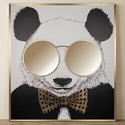 Decoratieve panda muurkunst met ronde spiegel en stijlvolle bril, perfect voor een speelse en moderne inrichting. Ideaal voor woonkamers, kinderkamers of speelse interieuraccenten.
