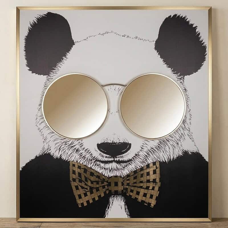 Decoratieve panda muurkunst met ronde spiegel en stijlvolle bril, perfect voor een speelse en moderne inrichting. Ideaal voor woonkamers, kinderkamers of speelse interieuraccenten.