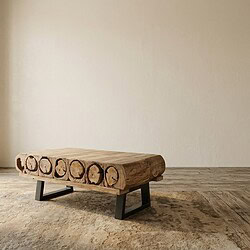 Unieke houten salontafel met natuurlijke afwerking en zwart metalen poten, perfect voor een modern interieur. Gemaakt van gerecycled hout, duurzaam en stijlvol.