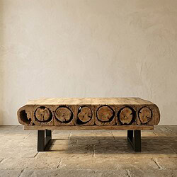 Unieke houten salontafel gemaakt van boomstam met natuurlijke afwerking, gecombineerd met zwarte metalen poten, perfect voor een moderne en rustieke woonkamer.