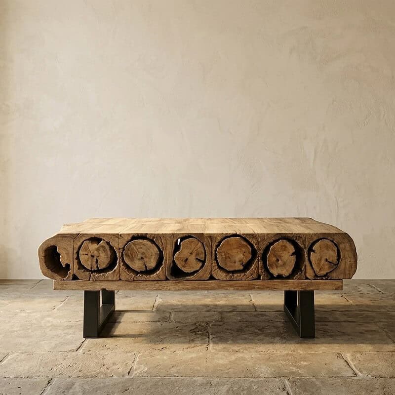 Unieke houten salontafel gemaakt van boomstam met natuurlijke afwerking, gecombineerd met zwarte metalen poten, perfect voor een moderne en rustieke woonkamer.
